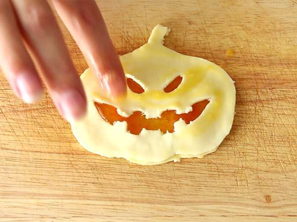 Halloweenske lístkové pečivo - Príprava krok 5