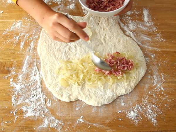 Fougasse so slaninou a cibuľou - Príprava krok 4