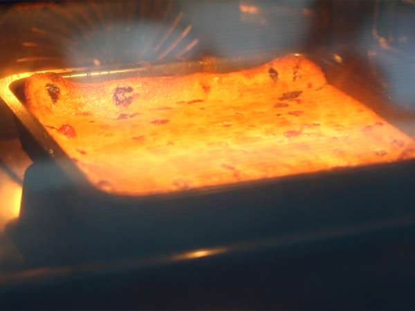 Brownie s bielou čokoládou a červeným ovocím (Blondie) - Príprava krok 4