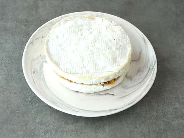 Brie s marhuľovou a mandľovou náplňou - Príprava krok 4