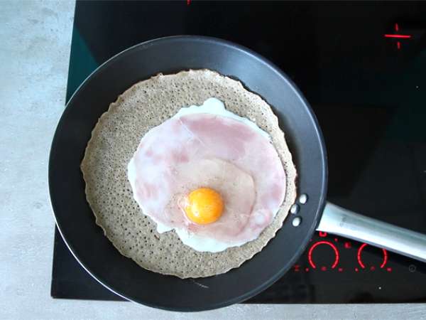 Celozrnné pohánkové palacinky so šunkou, syrom a vajcom - Príprava krok 2