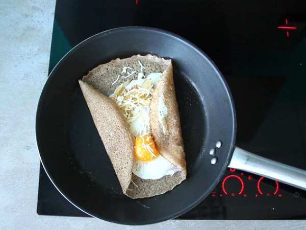 Celozrnné pohánkové palacinky so šunkou, syrom a vajcom - Príprava krok 3