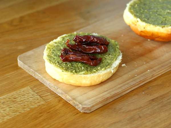 Burger v talianskom štýle: omáčka pesto, sušené paradajky, mozzarella - Príprava krok 2