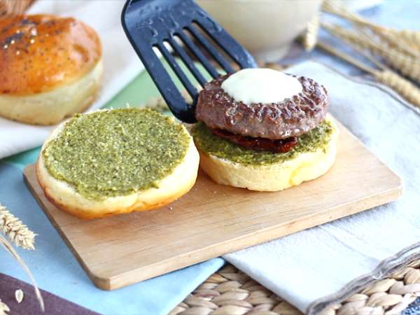 Burger v talianskom štýle: omáčka pesto, sušené paradajky, mozzarella - Príprava krok 4