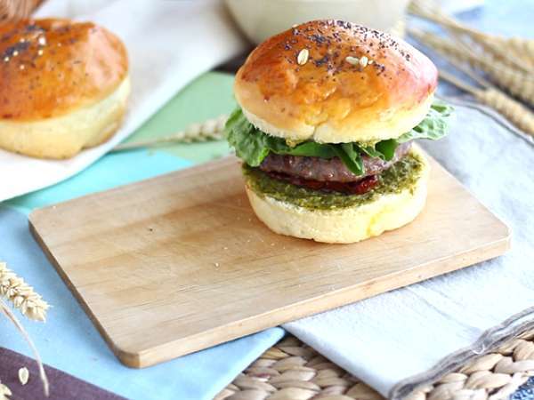 Burger v talianskom štýle: omáčka pesto, sušené paradajky, mozzarella - Príprava krok 5