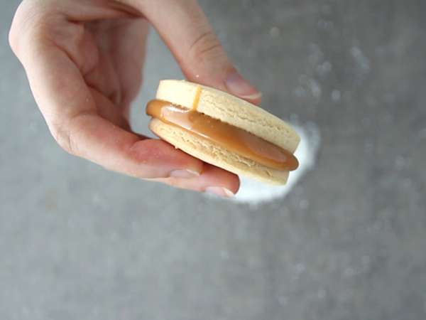 Alfajores - argentínsky chlieb s mliečnym džemom a kokosom - Príprava krok 6