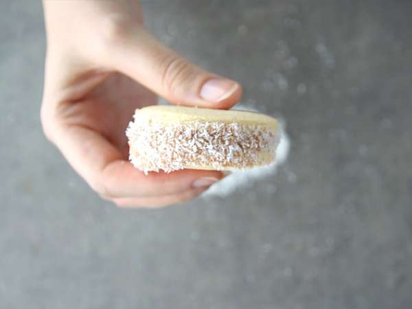 Alfajores - argentínsky chlieb s mliečnym džemom a kokosom - Príprava krok 7