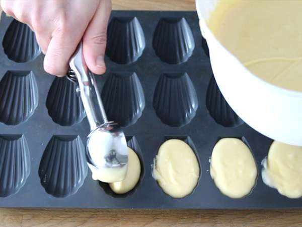 Jednoduchý recept na obyčajné, nadýchané madeleines - Príprava krok 3