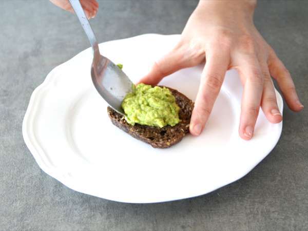 Avokádový toast s pošírovaným vajíčkom - Príprava krok 3