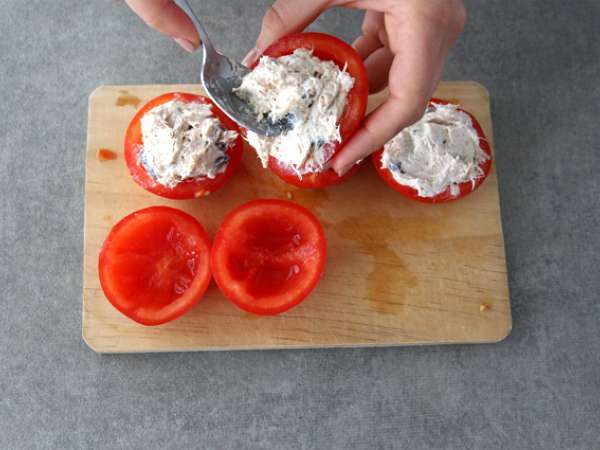 Paradajky plnené tuniakom, syrom fromage frais a olivami - Príprava krok 3