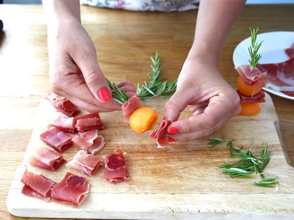 Melón, šunka a rozmarínový aperitív kebab - Príprava krok 3
