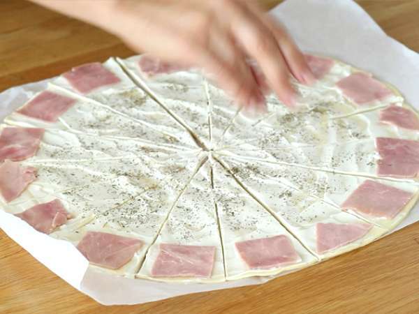 Croissanty z lístkového cesta so šunkou a syrom fromage frais - Príprava krok 2