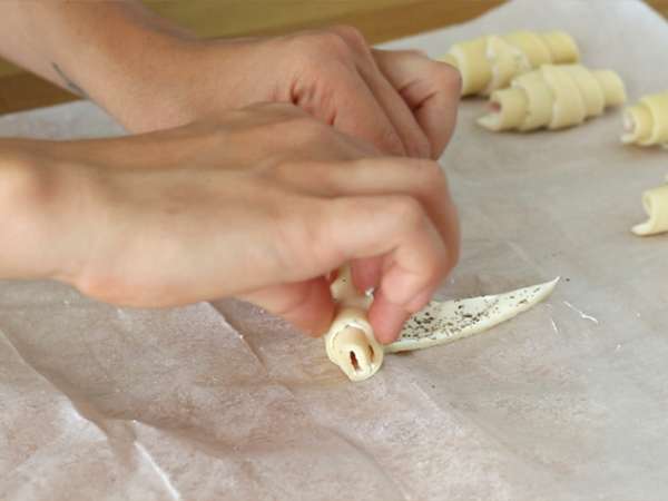 Croissanty z lístkového cesta so šunkou a syrom fromage frais - Príprava krok 3