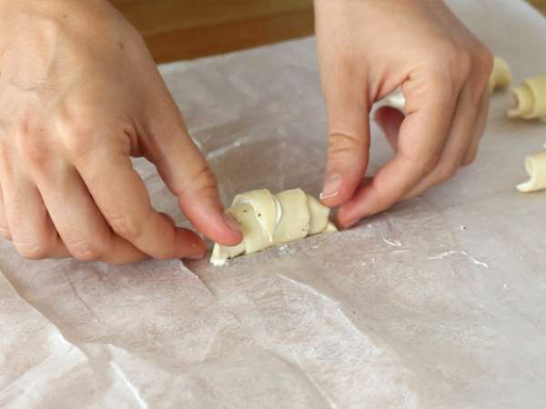 Croissanty z lístkového cesta so šunkou a syrom fromage frais - Príprava krok 4
