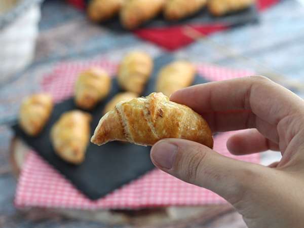 Croissanty z lístkového cesta so šunkou a syrom fromage frais - Príprava krok 6