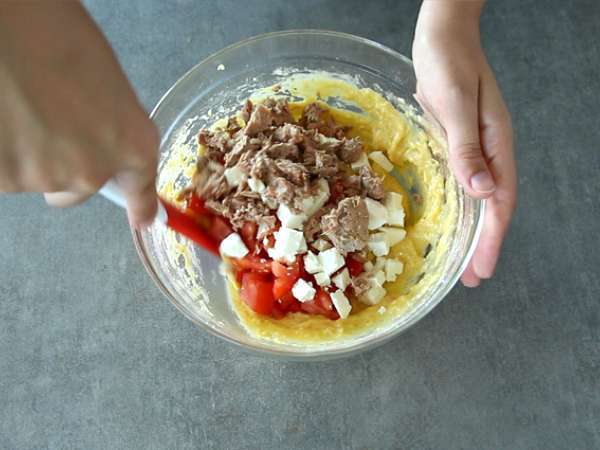 Muffiny s tuniakom, paradajkami a fetou - Príprava krok 3