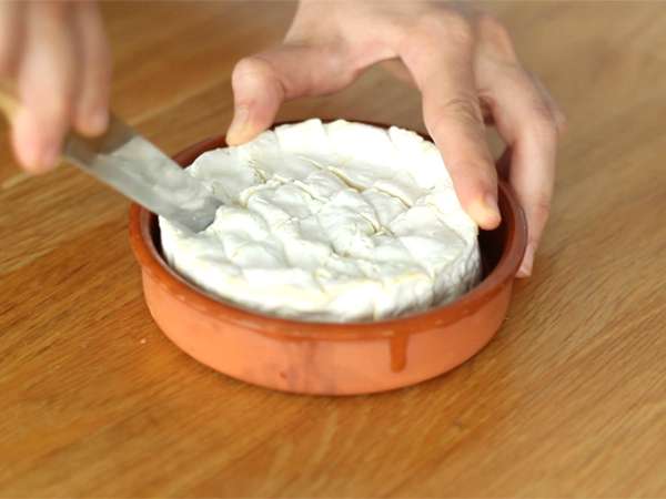 Camembert pečený v rúre s medom a vlašskými orechmi - Príprava krok 1