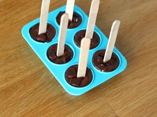 Horké čokoládové lízanky: horká čokoláda + Carambar - Príprava krok 3