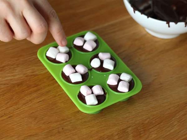 Horké čokoládové lízanky: horká čokoláda + marshmallow - Príprava krok 2