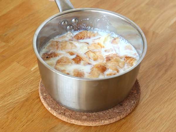 Jablkový a karamelový puding s croissantmi - Príprava krok 4