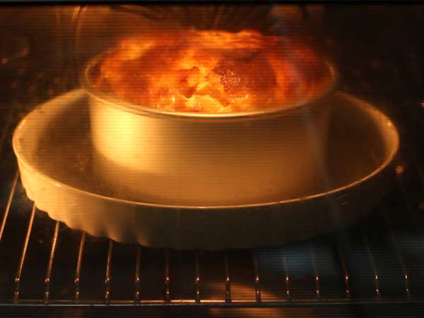 Jablkový a karamelový puding s croissantmi - Príprava krok 7