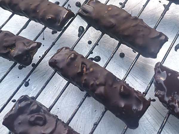 Vegánske a bezlepkové domáce tyčinky Snickers - Príprava krok 9
