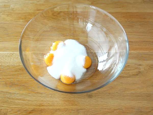 Vrstvový koláč s jahodami a mascarpone krémom - Príprava krok 1