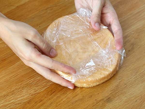 Vrstvový koláč s jahodami a mascarpone krémom - Príprava krok 5