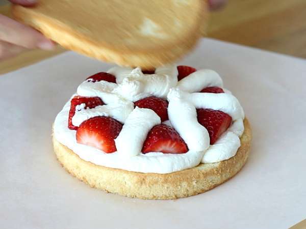 Vrstvový koláč s jahodami a mascarpone krémom - Príprava krok 8