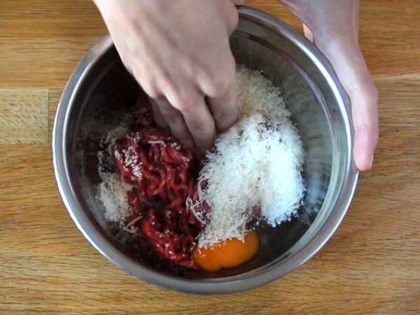 Teľacie mäsové guľky plnené syrom mozzarella - Príprava krok 2