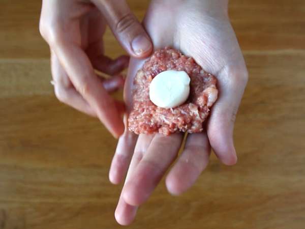 Teľacie mäsové guľky plnené syrom mozzarella - Príprava krok 3