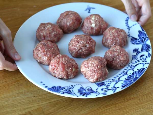 Teľacie mäsové guľky plnené syrom mozzarella - Príprava krok 4