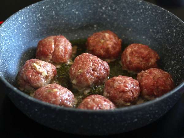 Teľacie mäsové guľky plnené syrom mozzarella - Príprava krok 5