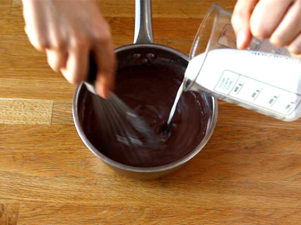 Veľkonočné vajíčka plnené čokoládovým dezertným krémom a M&M's - Príprava krok 1