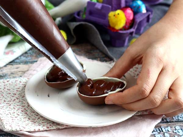 Veľkonočné vajíčka plnené čokoládovým dezertným krémom a M&M's - Príprava krok 4