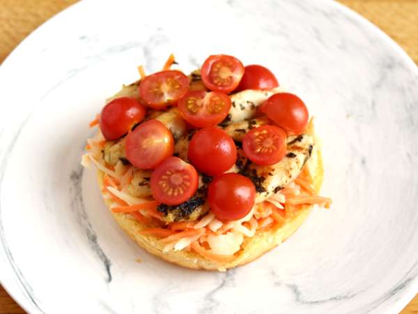 Marinovaný kurací sendvič so šalátom, paradajkami a bazalkou - Príprava krok 3