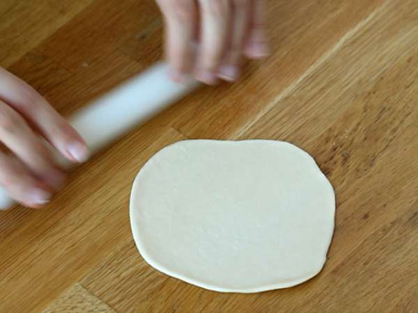 Turecké palacinky plnené fetou, citrónom a petržlenovou vňaťou - Gözleme - Príprava krok 5