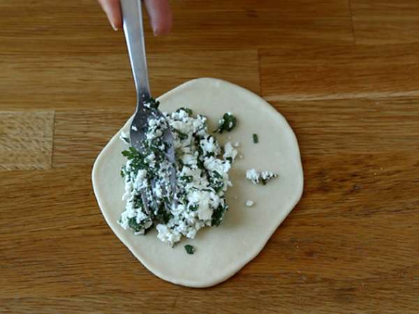 Turecké palacinky plnené fetou, citrónom a petržlenovou vňaťou - Gözleme - Príprava krok 6
