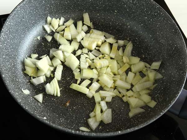 Rizoto s coquillettes, hráškom, cuketami, cesnakom a bylinkovým syrom - Príprava krok 2