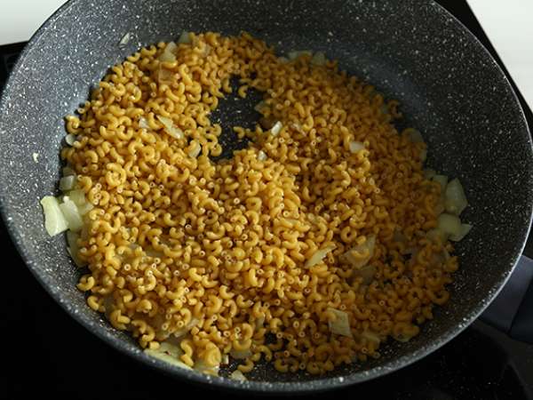 Rizoto s coquillettes, hráškom, cuketami, cesnakom a bylinkovým syrom - Príprava krok 3