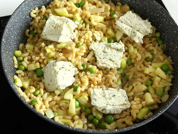 Rizoto s coquillettes, hráškom, cuketami, cesnakom a bylinkovým syrom - Príprava krok 6