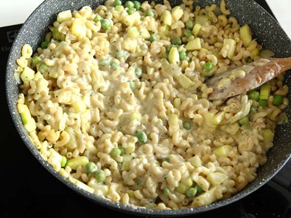 Rizoto s coquillettes, hráškom, cuketami, cesnakom a bylinkovým syrom - Príprava krok 7