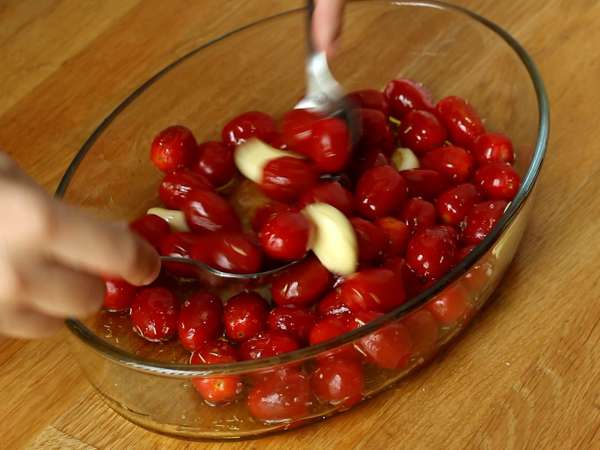 Tagliatelle feta cherry paradajky - pečené cestoviny s feta paradajkami - Príprava krok 2