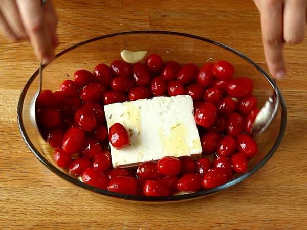 Tagliatelle feta cherry paradajky - pečené cestoviny s feta paradajkami - Príprava krok 3