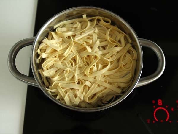 Tagliatelle feta cherry paradajky - pečené cestoviny s feta paradajkami - Príprava krok 5