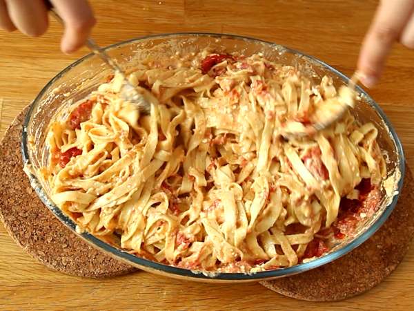 Tagliatelle feta cherry paradajky - pečené cestoviny s feta paradajkami - Príprava krok 7