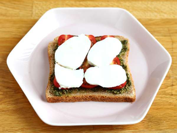 Bruschetta s pestom, cherry paradajkami a syrom mozzarella - Príprava krok 3