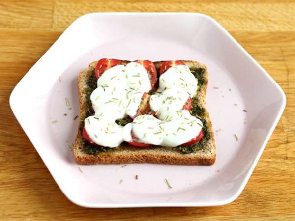 Bruschetta s pestom, cherry paradajkami a syrom mozzarella - Príprava krok 4