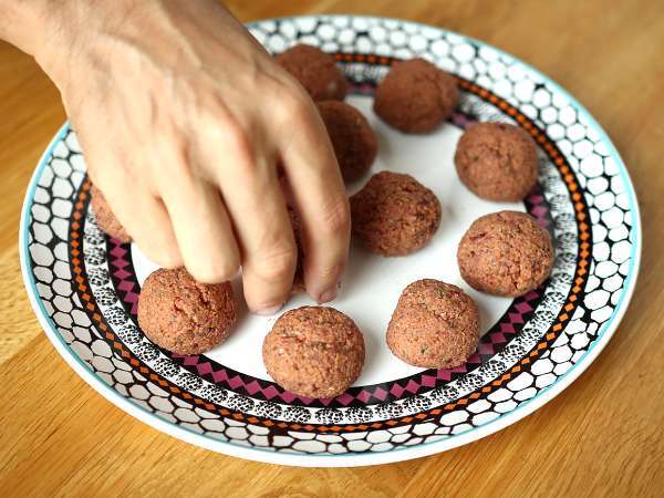 Vegetariánske mäsové guľky zo seitanu s paradajkovou omáčkou - Príprava krok 3