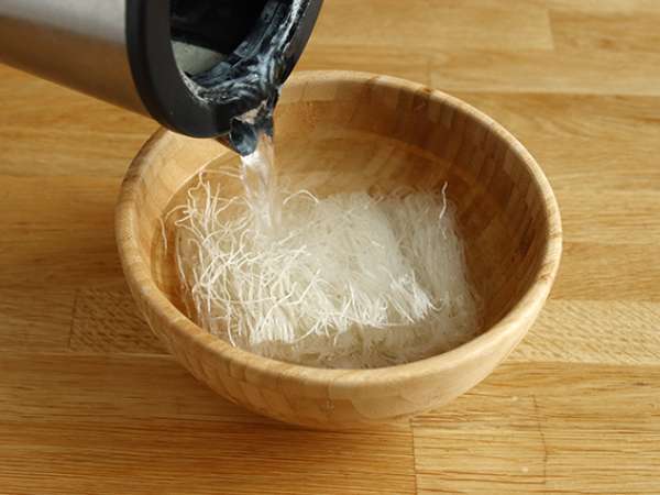 Šalát z vermicelli, kreviet, avokáda, vajec a koriandra - Príprava krok 1